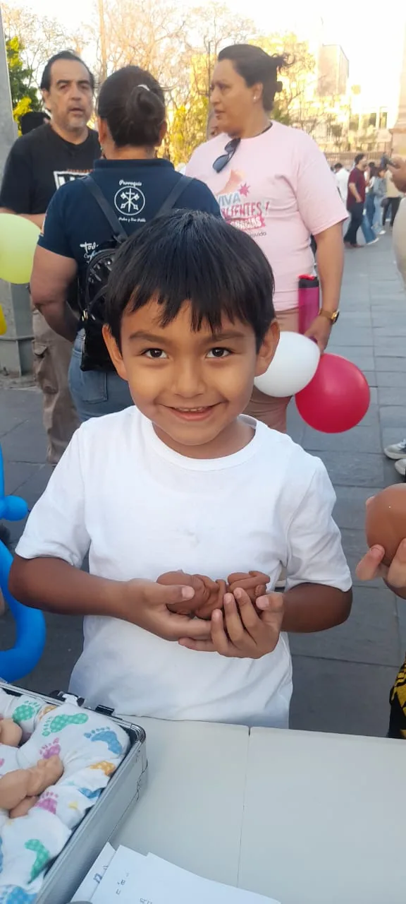 Niño con modelo prenatal