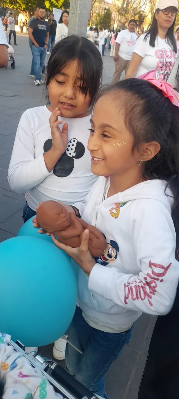 Niño abrazando la vida